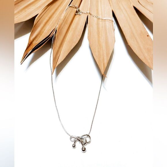 Silver bow necklace A171 - Picture 1 of 3